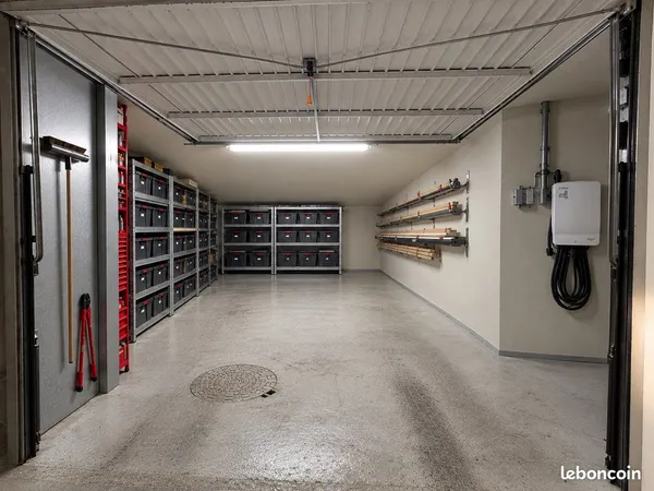 Grand Box en sous sol avec borne de recharge électrique
