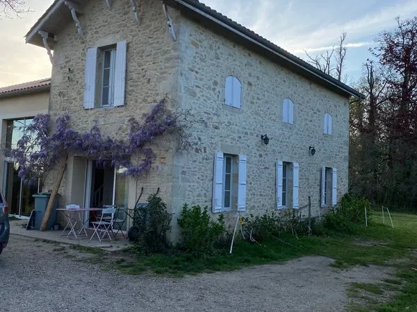 Colocation dans grande maison avec tennis et piscine