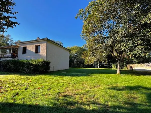 Maison contemporaine à vendre (1976) en bon état général, mais à rénover.
