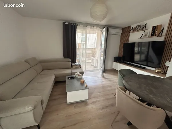 T2 de 49 m² entièrement rénové - 2 parkings - Climatisation - particulier