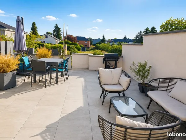 Comme une maison: appart atypique 129m2 ,terrasse 50m2, jardin privé 8ares