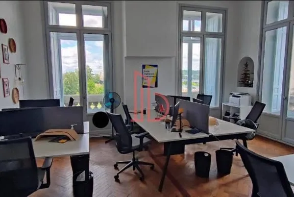Bureaux 693 m²