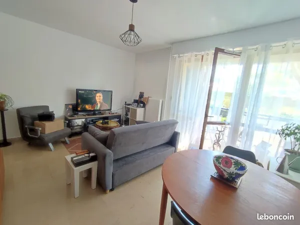 MARSEILLE 8e - T2 de 46 m² rénové avec balcon, loggia, cave et parking