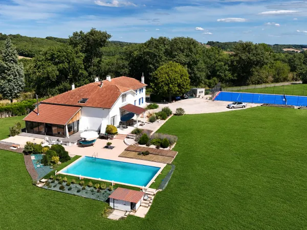 Corps de Ferme Rénové avec Vue Pyrénées, Piscine & Tennis