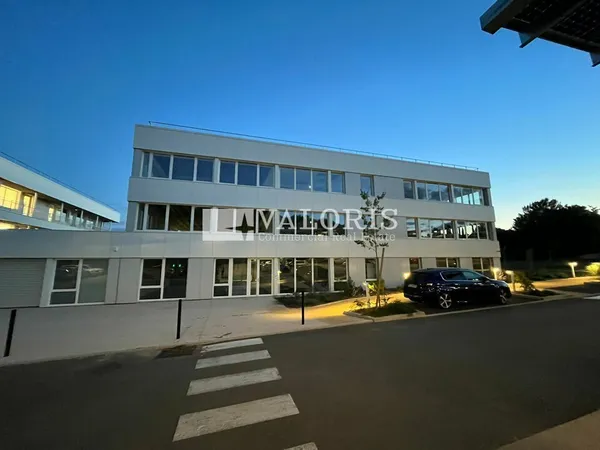 Local professionnel 841 m²