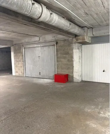 Loue grand garage près de forville à Cannes