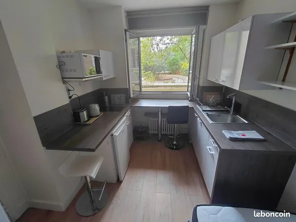 Studette à vendre