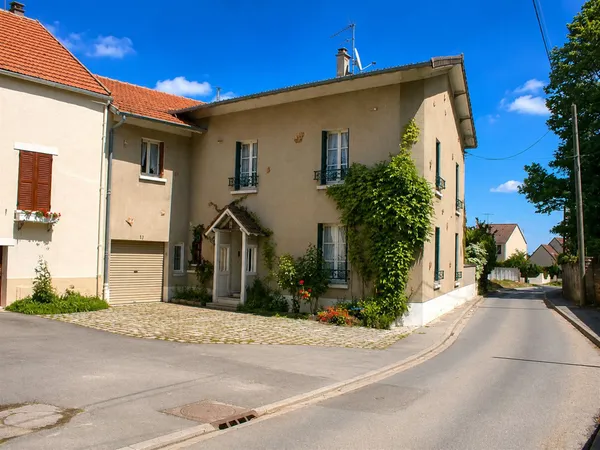 Grande ferme française authentique, atmosphère de village paisible, étonnamment proche de Paris.