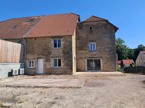 Maison 7 pièces de 265 m² à 20 min de Vesoul avec de beaux volumes