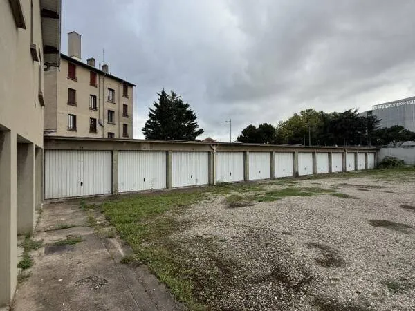 Garage et parking Location Bron 65€