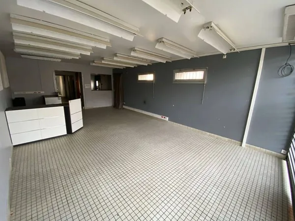 Local commercial 1 pièce 148 m²