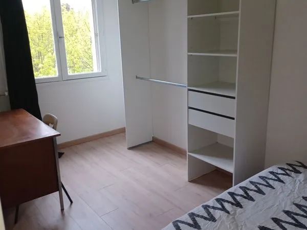 Grande chambre meublée 12 m² avec TV, Netflix & dressing - Saint-Brieuc