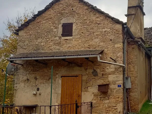 Vend charmante petite maison d'environ 87 m2 au lieu-dit le Mas Requiran, Banassac-Canilhac (48500)'