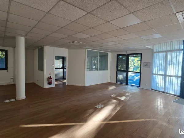 Beaux Bureaux 139 m² lumineux RDC - Rillieux-la-Pape Champ du Roy