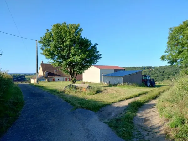 Ferme avec terrain de 8000m2.