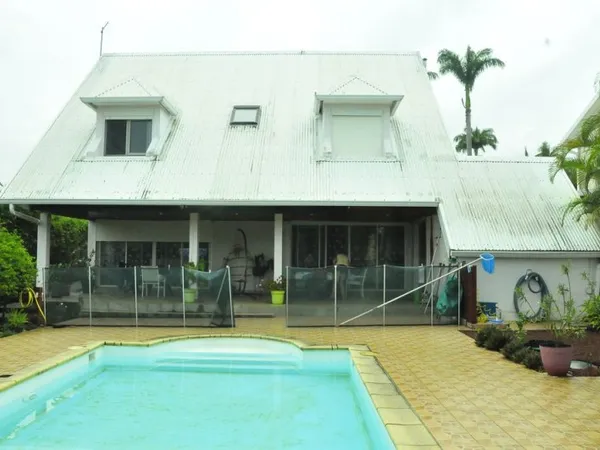 maison de 190 m2 sur 715 m2 de terrain avec PISCINE
