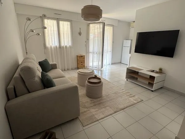A SAISIR - GRAND STUDIO MEUBLE 33m2 EN REZ-DE-JARDIN AVEC CAVE ET PARKING - 749CC