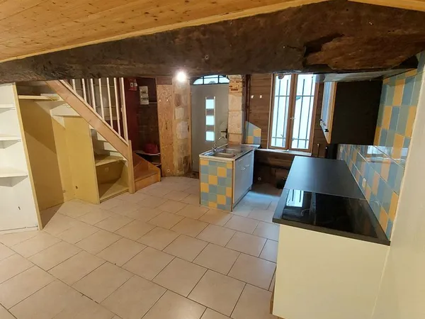 Maison de ville plein centre de Souillac - T3 cuisine refaite à neuf, chambre et sdb au 1er étage et