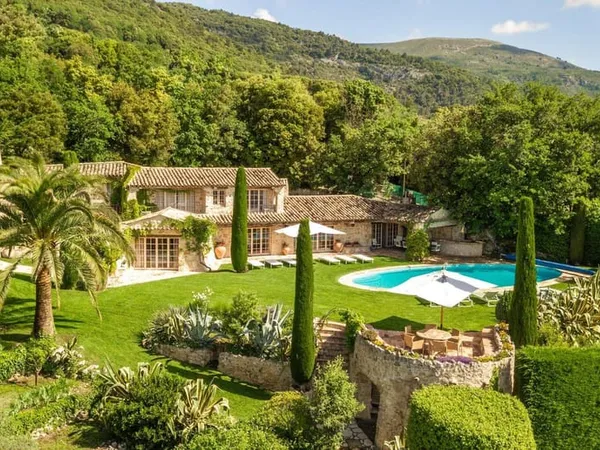 Villa 9 pièces 332 m²