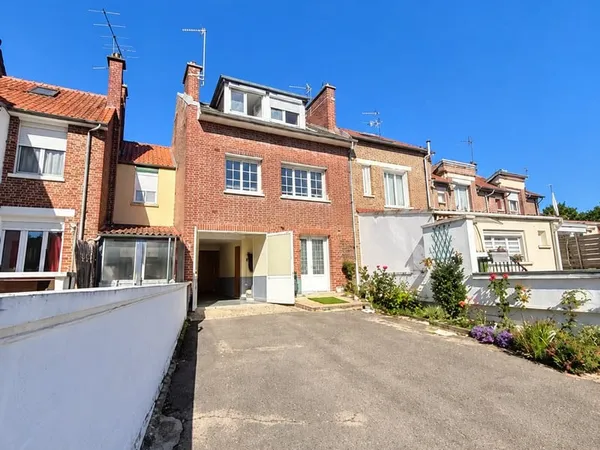 MAISON AVEC PORTE COCHERE, GRAND TERRAIN ET GARAGE DE 150M2
