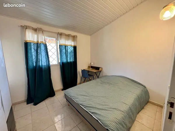 Chambre meublée