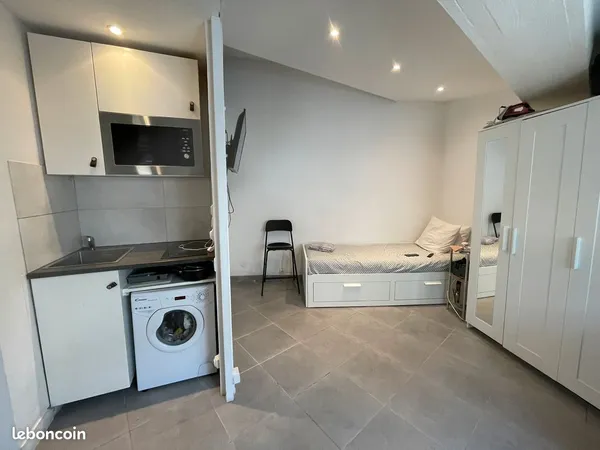 Studio meublé 18 m² - Rénové - Dernier étage - Marseille 6e