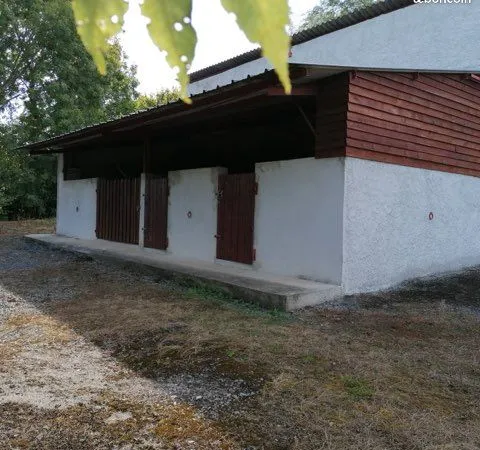 Ecuries avec hangar et terres agricoles