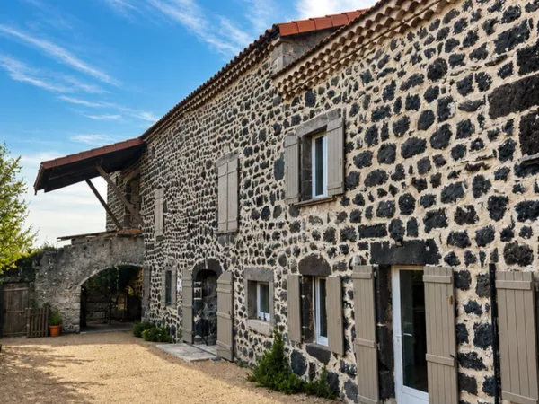 MAISON DE CAMPAGNE RÉNOVÉ-ENTIEREMENT MEUBLÉ-TERRAIN 2 000 M