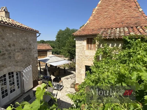 BELLE MAISON DANS UN PETIT VILLAGE TYPIQUE DU QUERCY BLANC