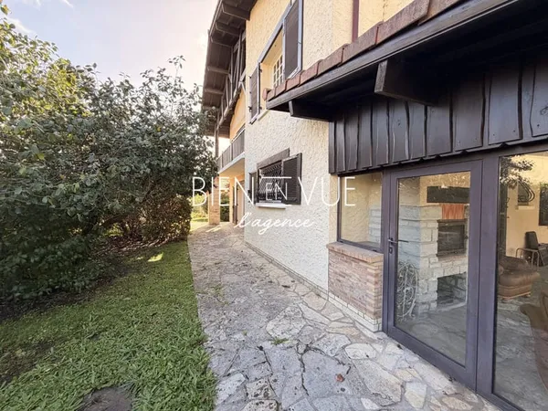 MAISON FAMILIALE AVEC PISCINE TERRAIN DE PLUS DE 3 000 M2