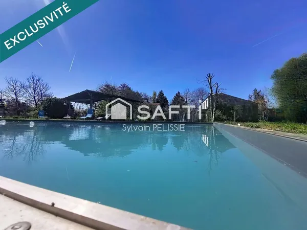 Maison de 163M² lumineuse avec piscine et 5 suites, au calme de la campagne.