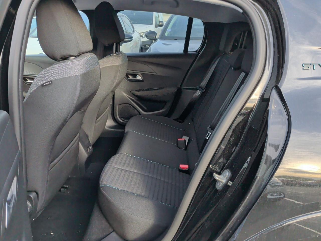 Peugeot 208 electrique 50 kwh 136ch style — photo 17