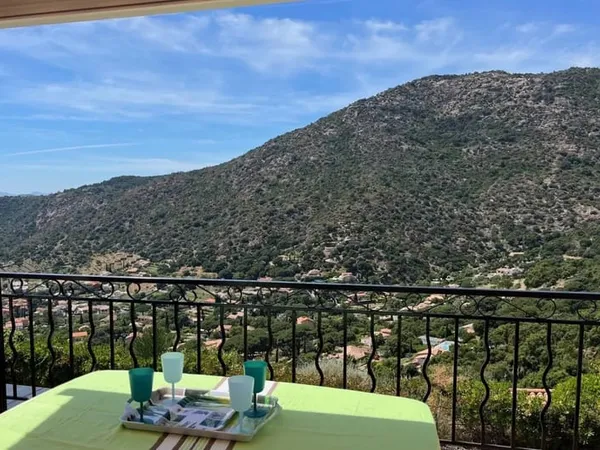 Appartement vue mer et colline
