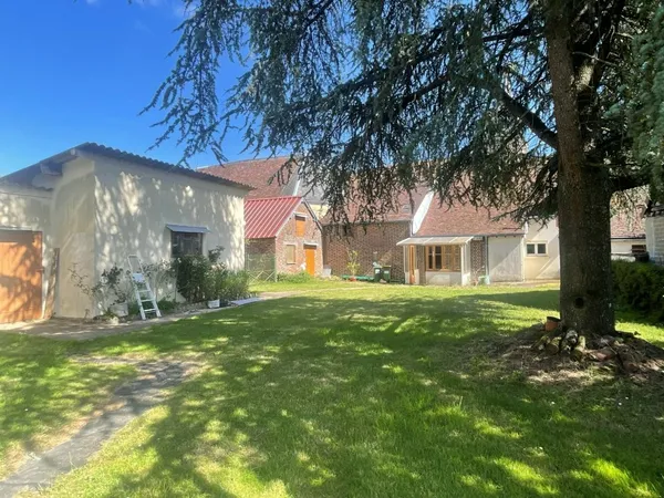 Maison de village proche LA BAZOCHE GOUET.