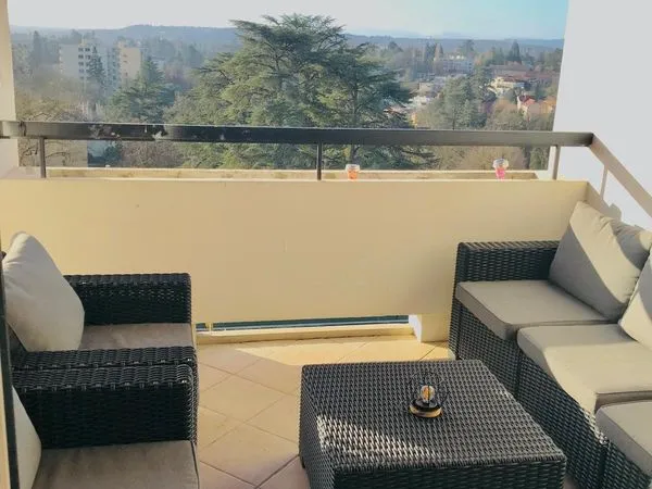 Écully - T5 112 m² - Terrasse plein sud, vue dégagée - 6e ascenseur - Parking