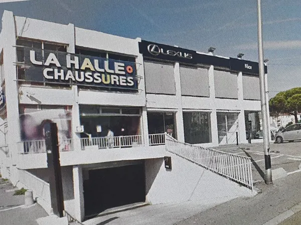 LOCAUX 1er ETAGE 500m² CAP 3000