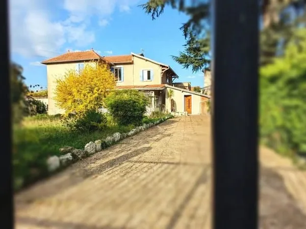 Maison à rafraîchir/rénover avec deux T2 à rénover.