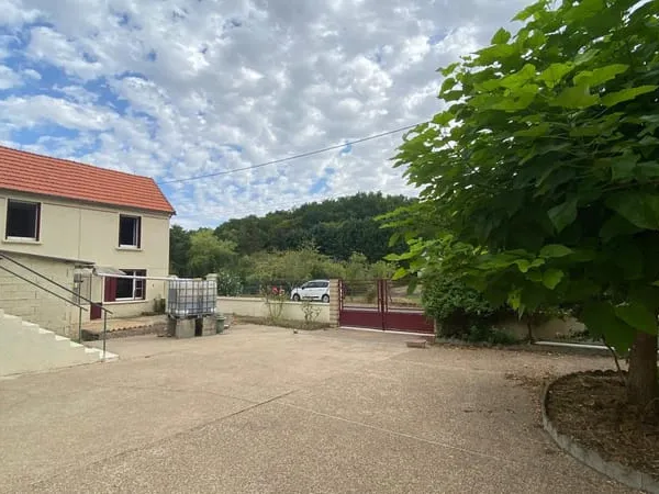 Maison 3 pièces avec grand jardin et dépendances