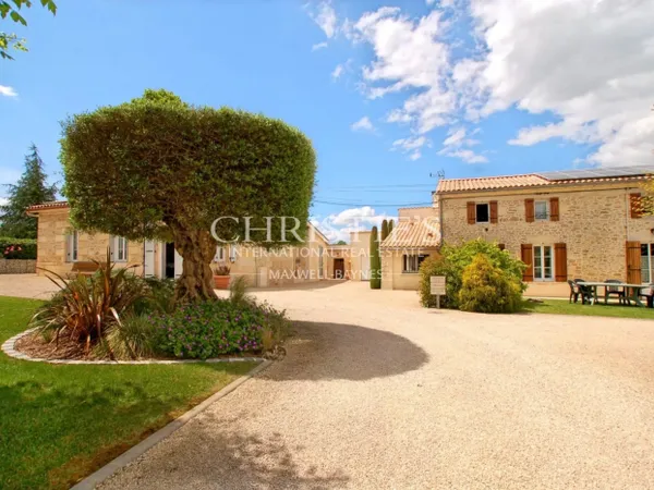 Domaine de charme avec chalet et trois gîtes. Secteur nord giron