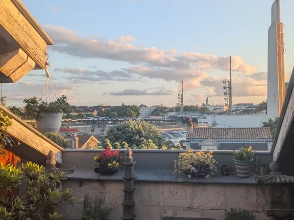 Vend bel appartement dans immeuble ancien avec entrée et ascenseur privé