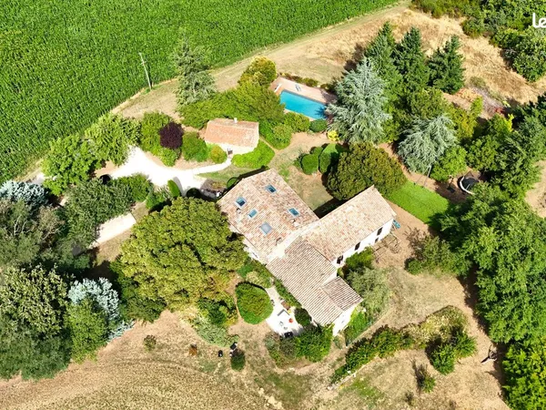 Maison 10 pièces 280 m²