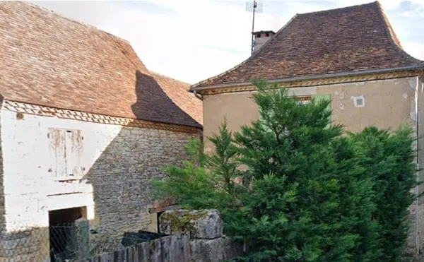 Maison avec deux granges ? Beau potentiel