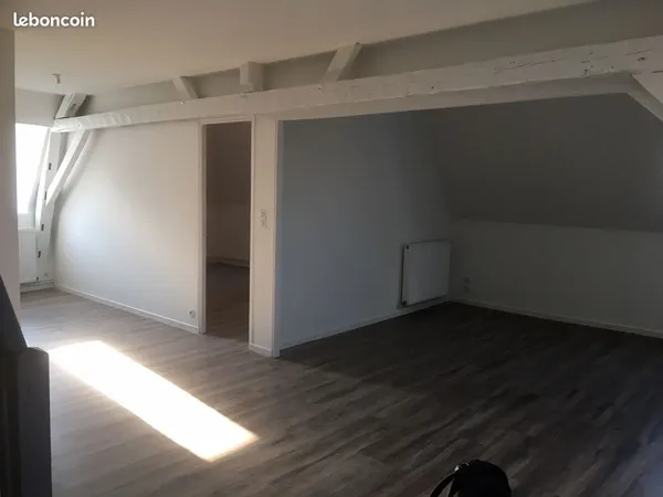 T3 duplex 68 m² rénové, poutres apparentes, centre Cambrai