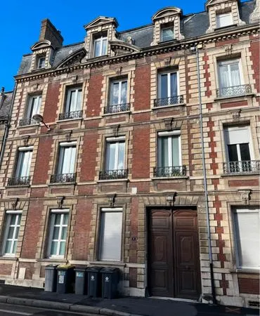 Très beau 3 pièces sur cour, très lumineux avec parking, dans magnifique immeuble