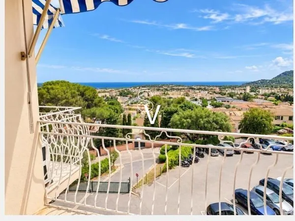 Viager occupé - Appartement T2 de 57 m2 avec terrasse - Madame 79 ans
