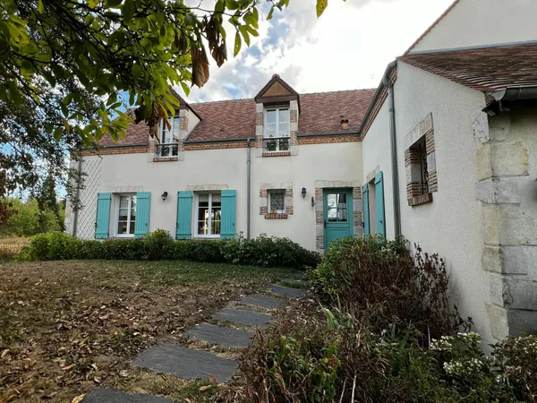 Construction 2004 de qualité pour cette maison alliant les styles ancien à l'extérieur et récent à l