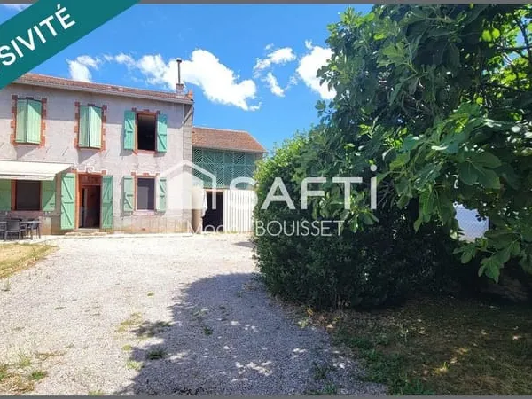 Maison T6 de 172m², cinq chambres dont une en rez-de-chaussée et sa salle d'eau. Une grange attenant