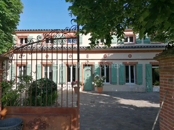 Maison 10 pièces 330 m²