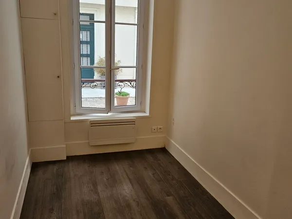 Paris 17EM proche rue de Levis , Loue studio 29 M2 ; avec espace nuit separee