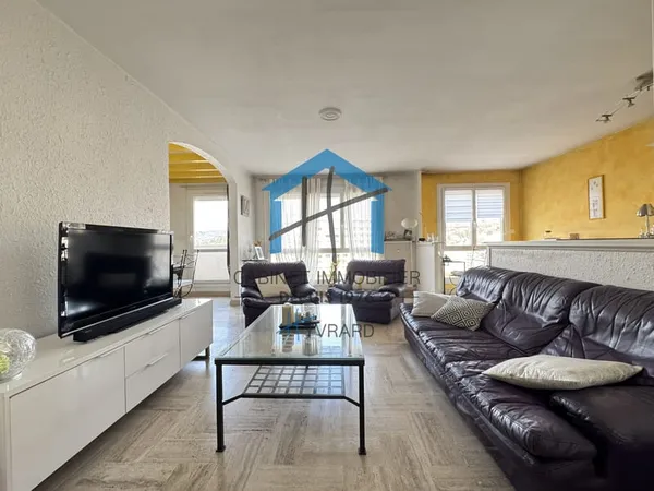 F5 de 87.39 m2 au 10ème étage avec une cave et un garage.